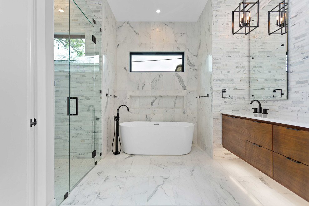 Пример оригинального дизайна: большая главная ванная комната в современном стиле с плоскими фасадами, фасадами цвета дерева среднего тона, отдельно стоящей ванной, душем без бортиков, унитазом-моноблоком, белой плиткой, мраморной плиткой, белыми стенами, мраморным полом, врезной раковиной, столешницей из искусственного кварца, белым полом, душем с распашными дверями, белой столешницей, нишей, тумбой под две раковины и подвесной тумбой