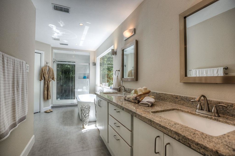 Inspiration för moderna en-suite badrum, med ett fristående badkar, en dusch i en alkov, grå kakel, stickkakel, vita väggar, grått golv, dusch med skjutdörr, släta luckor, vita skåp och ett undermonterad handfat