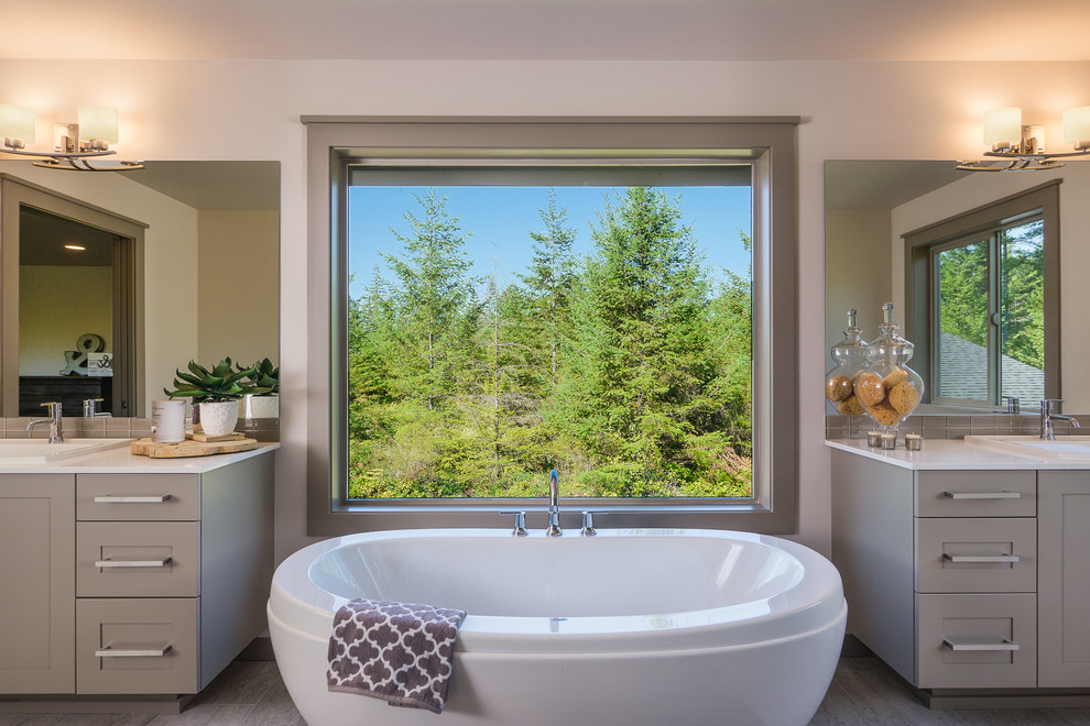 Esempio di una stanza da bagno classica con ante in stile shaker, ante grigie, vasca freestanding e pareti bianche