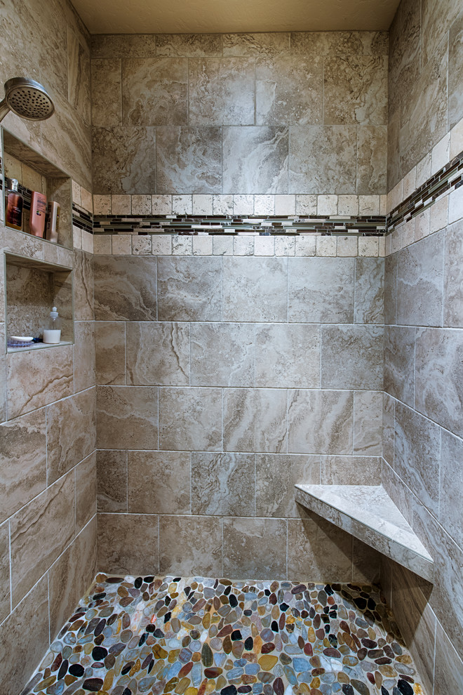 ボイシにあるラスティックスタイルのおしゃれなマスターバスルーム (オープン型シャワー、ベージュのタイル、トラバーチンタイル、ベージュの壁、玉石タイル、マルチカラーの床、オープンシャワー) の写真