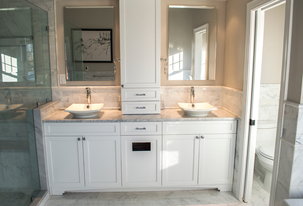 Modernes Badezimmer mit Aufsatzwaschbecken, Marmor-Waschbecken/Waschtisch, Toilette mit Aufsatzspülkasten und Steinfliesen in Washington, D.C.