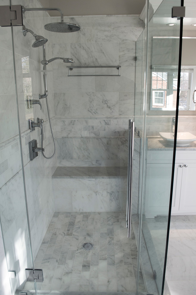 Modelo de cuarto de baño actual con ducha esquinera y baldosas y/o azulejos de piedra