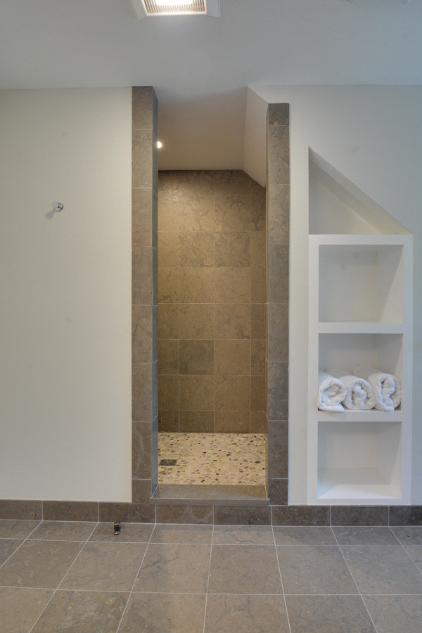 Idéer för att renovera ett mellanstort vintage badrum med dusch, med öppna hyllor, vita skåp, en öppen dusch, beige kakel, grå kakel, keramikplattor, vita väggar, klinkergolv i keramik, granitbänkskiva, en toalettstol med separat cisternkåpa och ett undermonterad handfat