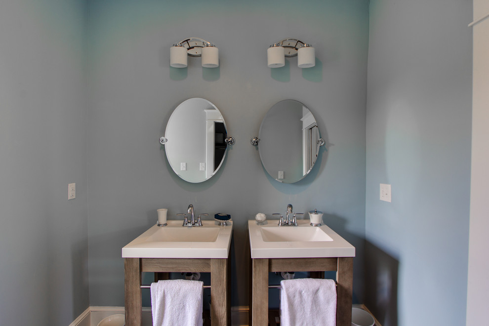 Immagine di una stanza da bagno padronale tradizionale di medie dimensioni con pareti blu e parquet scuro
