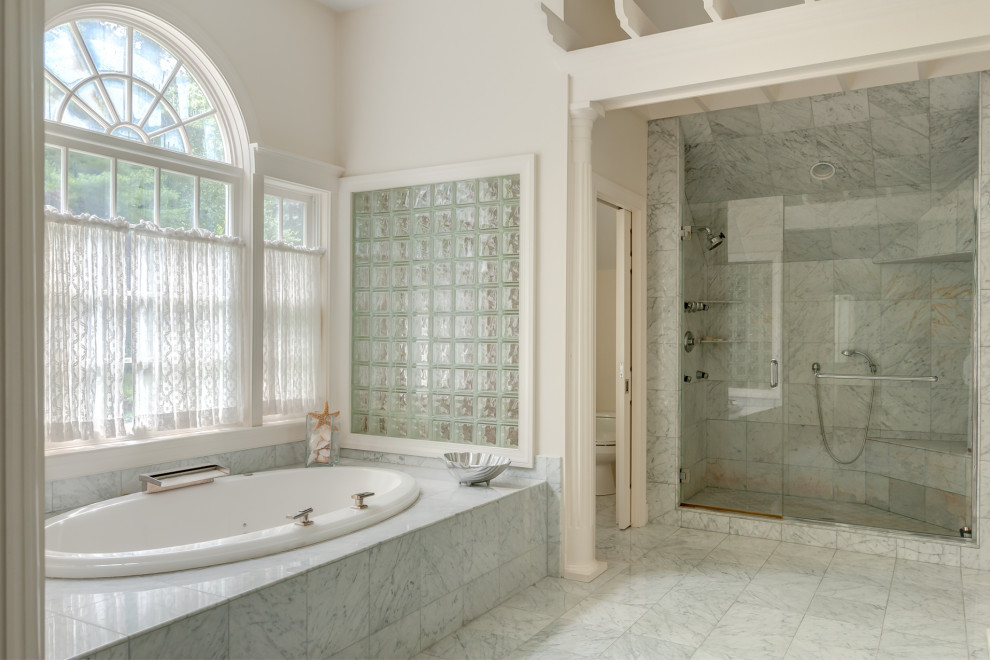 Foto de cuarto de baño principal tradicional grande con ducha empotrada, baldosas y/o azulejos de mármol, suelo de mármol, bañera encastrada, baldosas y/o azulejos grises, paredes blancas y suelo gris