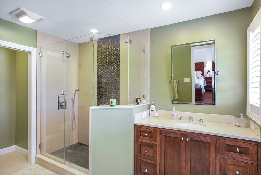 Cette photo montre une salle de bain principale chic en bois brun de taille moyenne avec un placard à porte shaker, WC séparés, un carrelage beige, des dalles de pierre, un mur vert, un sol en carrelage de céramique, un lavabo encastré, un plan de toilette en quartz, un sol beige, une cabine de douche à porte battante, un plan de toilette beige, une douche ouverte, une niche, meuble simple vasque et meuble-lavabo encastré.