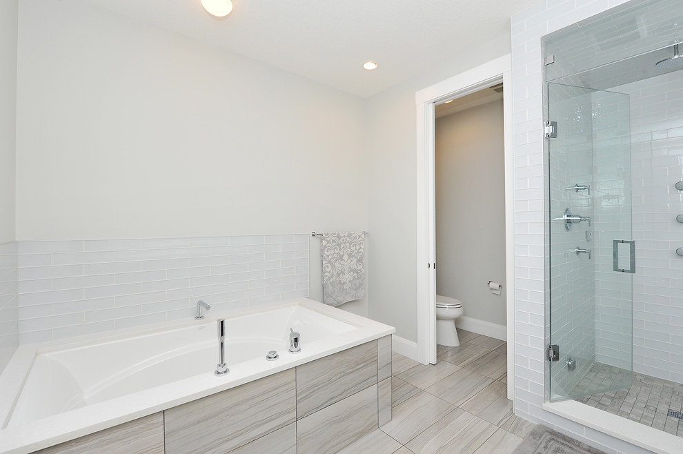 На фото: большая главная ванная комната в стиле модернизм с плоскими фасадами, темными деревянными фасадами, полновстраиваемой ванной, угловым душем, раздельным унитазом, синей плиткой, стеклянной плиткой, серыми стенами, полом из керамогранита, врезной раковиной, столешницей из кварцита, бежевым полом, душем с распашными дверями и белой столешницей с