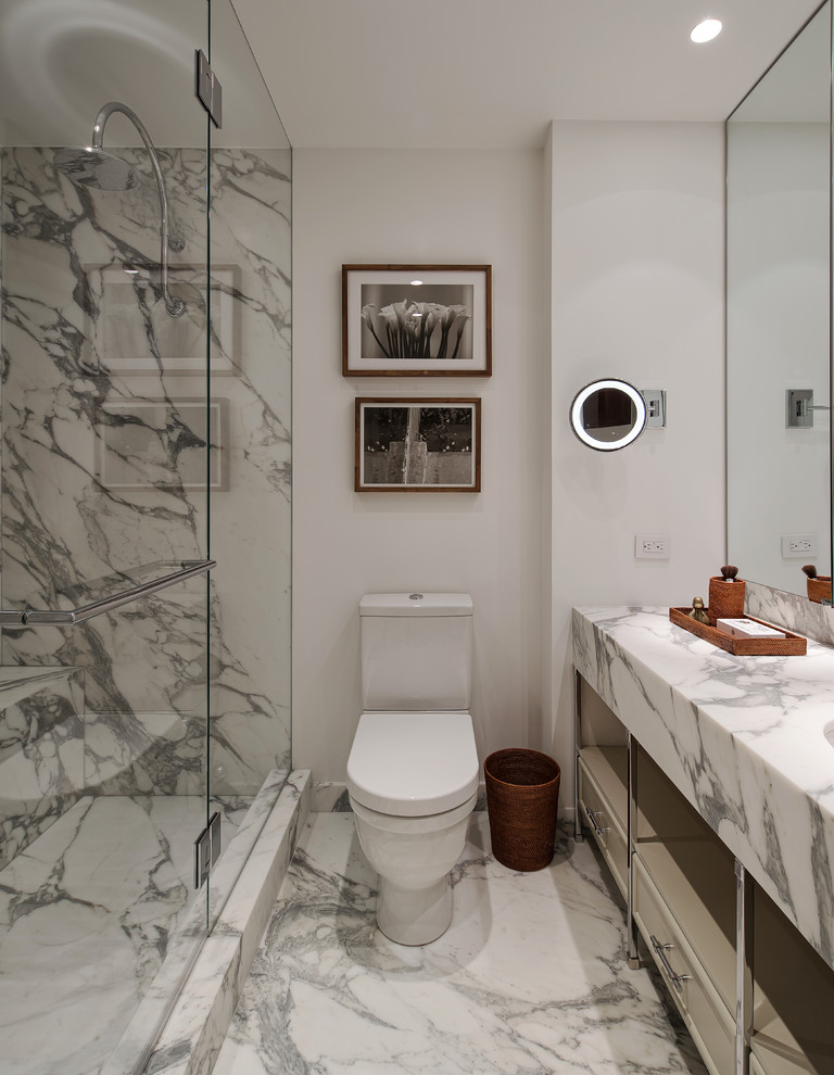 Diseño de cuarto de baño principal actual pequeño con encimera de mármol, paredes blancas y suelo de mármol