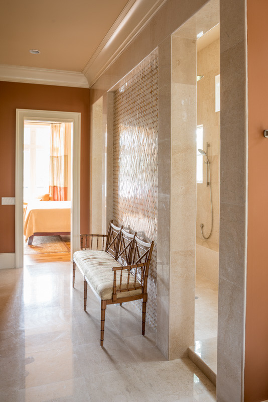 Exemple d'une grande salle de bain principale chic en bois brun avec un placard avec porte à panneau surélevé, une baignoire indépendante, un carrelage beige, des plaques de verre, un mur orange, un sol en travertin, un lavabo encastré et un plan de toilette en granite.