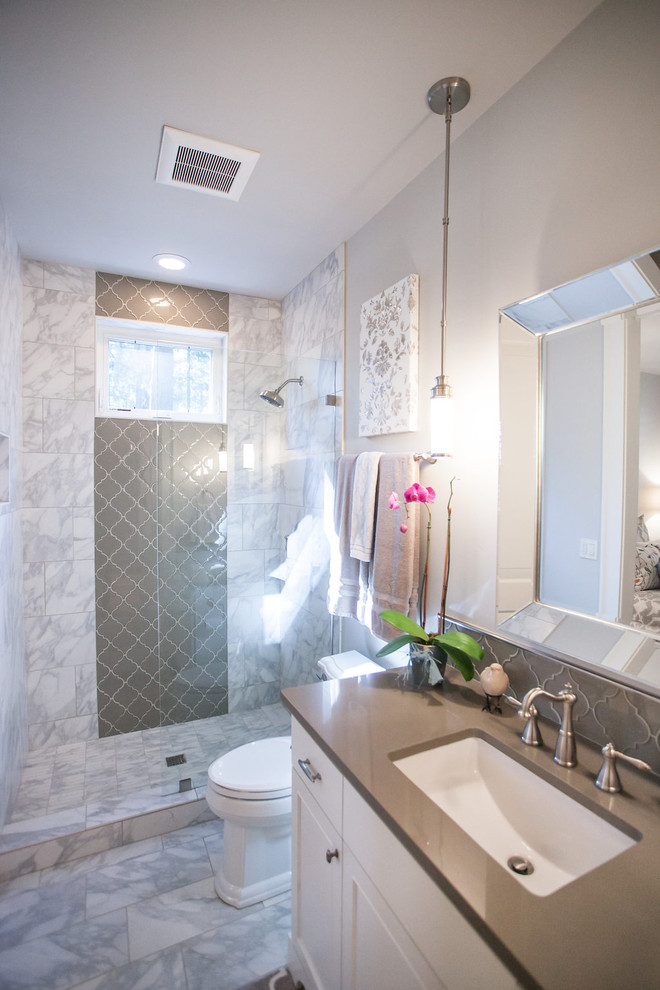 Inspiration för mellanstora moderna badrum med dusch, med luckor med infälld panel, vita skåp, våtrum, en toalettstol med separat cisternkåpa, grå kakel, vit kakel, porslinskakel, grå väggar, klinkergolv i porslin, ett undermonterad handfat, bänkskiva i akrylsten, flerfärgat golv och med dusch som är öppen