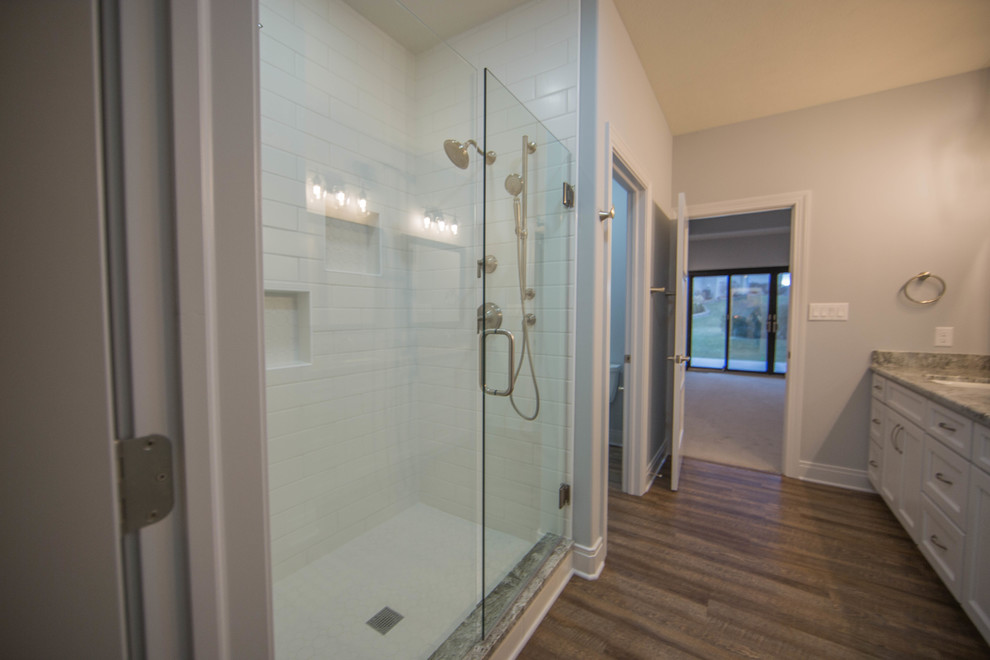 Inredning av ett amerikanskt mellanstort en-suite badrum, med dusch med gångjärnsdörr