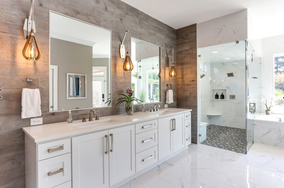 На фото: главная ванная комната в современном стиле с фасадами в стиле шейкер, белыми фасадами, душевой комнатой, белой плиткой, разноцветными стенами, врезной раковиной, белым полом и душем с распашными дверями с