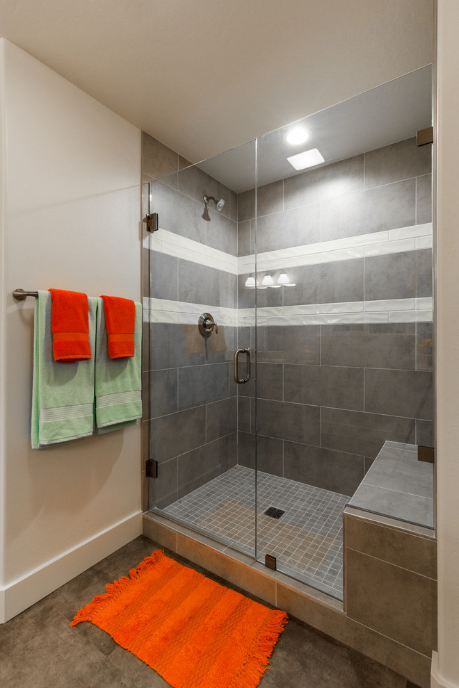 Inspiration för mellanstora moderna gult en-suite badrum, med skåp i shakerstil, vita skåp, en dusch i en alkov, en toalettstol med separat cisternkåpa, grå kakel, porslinskakel, vita väggar, vinylgolv, ett undermonterad handfat, granitbänkskiva, grått golv och dusch med gångjärnsdörr