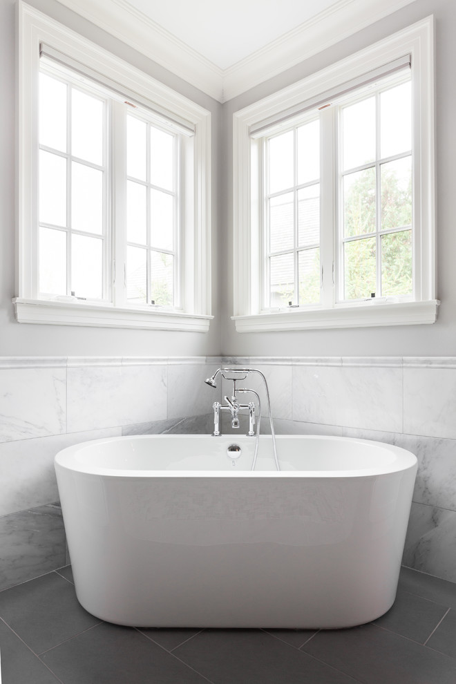 Idee per una grande stanza da bagno padronale chic con ante in stile shaker, ante bianche, vasca freestanding, piastrelle grigie, pareti grigie, lavabo integrato e pavimento grigio