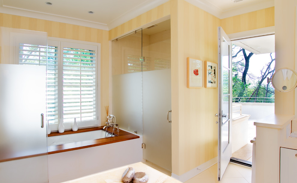 Exempel på ett modernt badrum, med ett badkar i en alkov och en dusch i en alkov