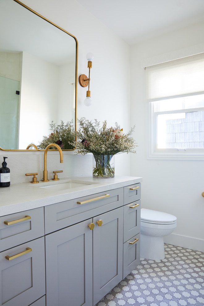 Foto de cuarto de baño marinero de tamaño medio con puertas de armario grises, suelo de baldosas de cerámica y suelo gris