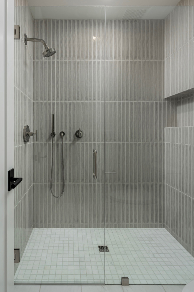 Imagen de cuarto de baño moderno con ducha a ras de suelo, baldosas y/o azulejos de cemento y suelo de mármol