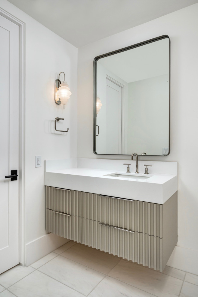 Modelo de cuarto de baño flotante minimalista pequeño con suelo de mármol y encimera de cuarzo compacto