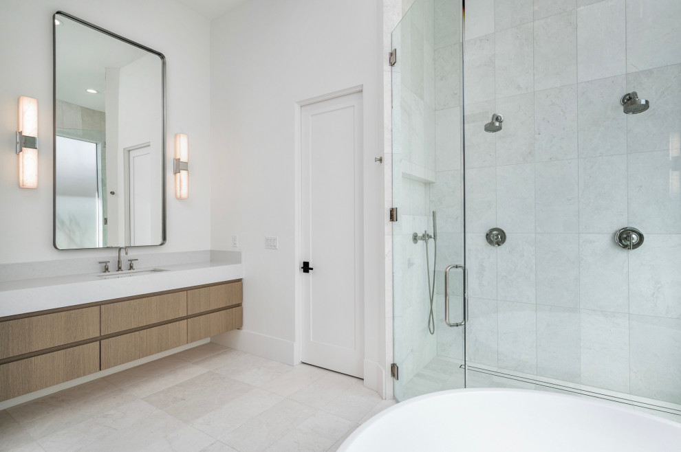 Inspiration pour une salle de bain principale minimaliste avec du carrelage en marbre, un plan de toilette en quartz modifié et meuble-lavabo suspendu.