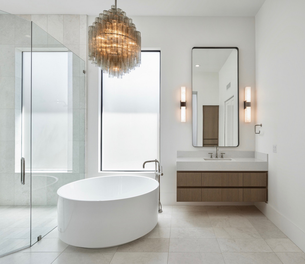 Modelo de cuarto de baño principal y flotante moderno grande con bañera japonesa, ducha a ras de suelo, baldosas y/o azulejos de mármol y encimera de cuarzo compacto