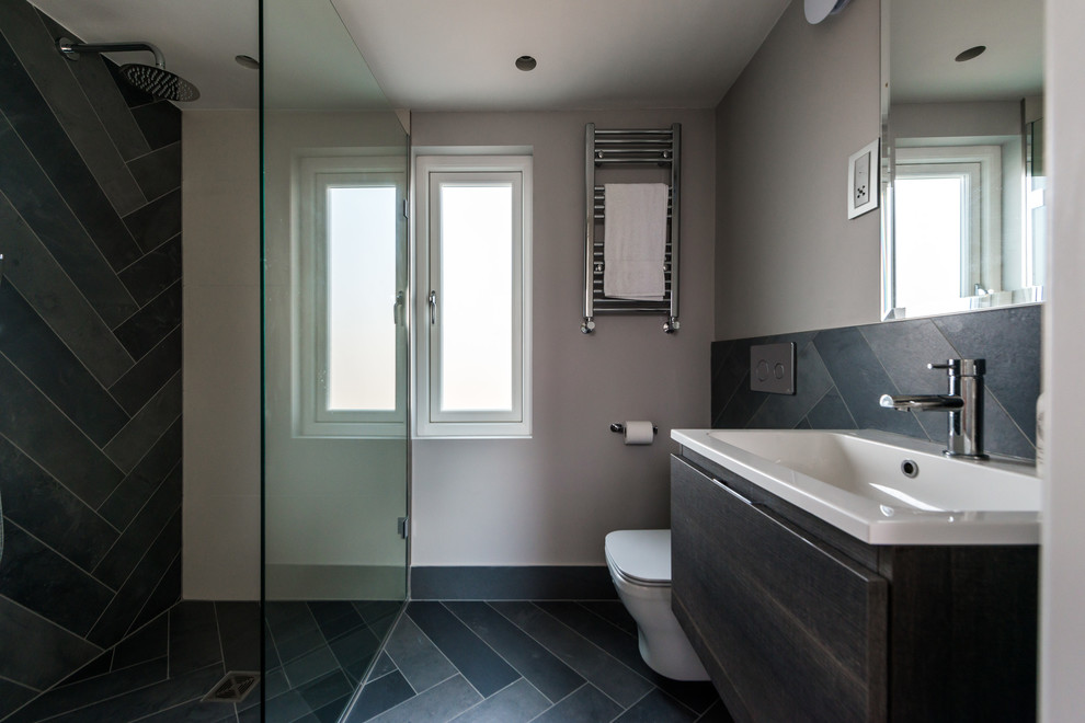 Exemple d'une petite salle de bain principale tendance avec une douche ouverte, WC à poser, un carrelage marron, un carrelage de pierre, un mur beige, un sol en carrelage de céramique et une grande vasque.