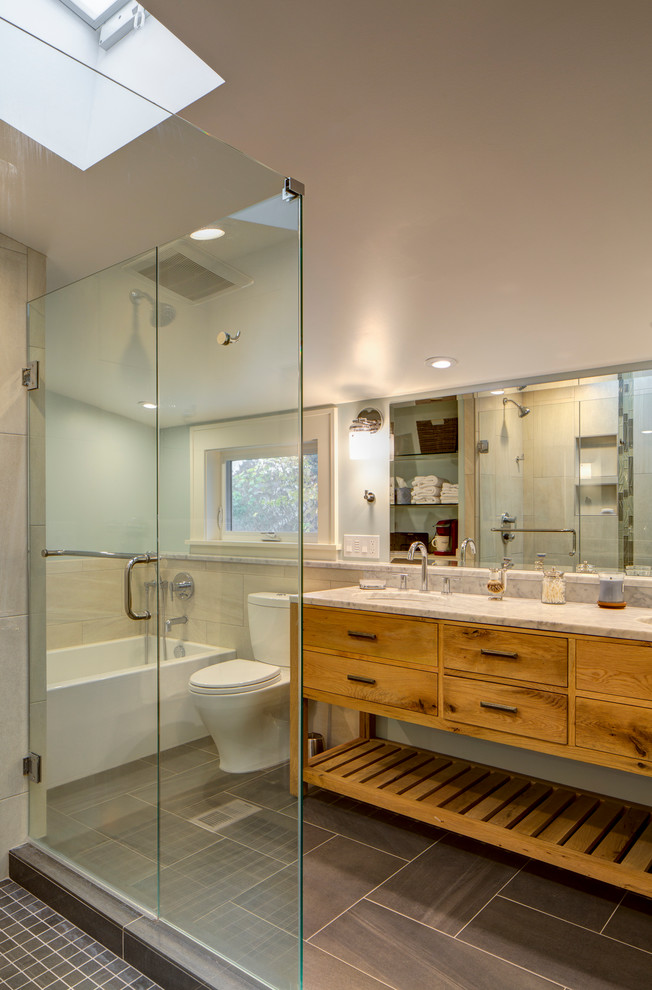 Стильный дизайн: ванная комната в классическом стиле с врезной раковиной, плоскими фасадами, фасадами цвета дерева среднего тона, ванной в нише, душем в нише и бежевой плиткой - последний тренд