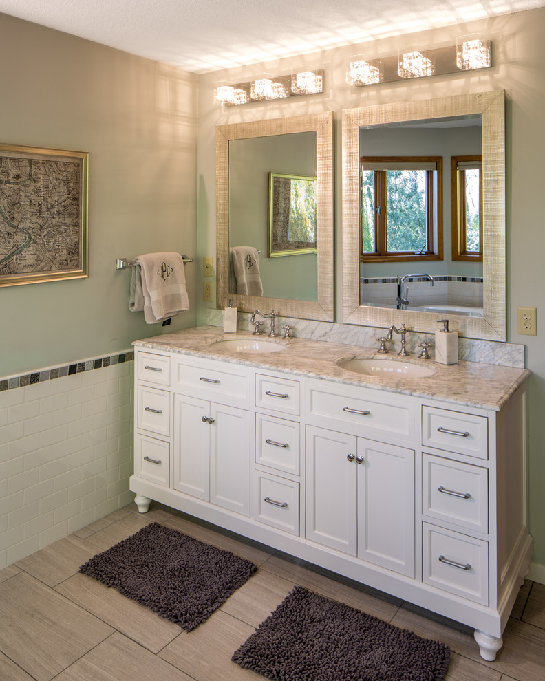 Esempio di una stanza da bagno padronale minimalista di medie dimensioni con consolle stile comò, ante bianche, vasca freestanding, piastrelle grigie, piastrelle in ceramica, pareti verdi, pavimento con piastrelle in ceramica e lavabo integrato