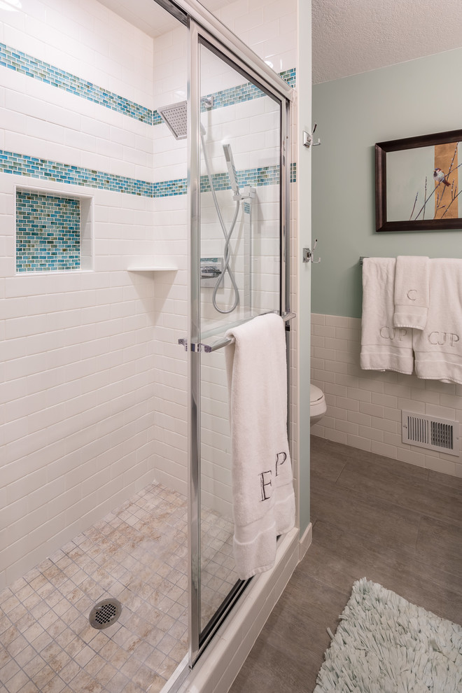 Inspiration för mellanstora klassiska en-suite badrum, med möbel-liknande, vita skåp, ett fristående badkar, grå kakel, keramikplattor, gröna väggar, klinkergolv i keramik, ett integrerad handfat, en dusch i en alkov, en toalettstol med hel cisternkåpa och marmorbänkskiva