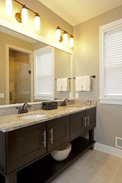 Esempio di una stanza da bagno design di medie dimensioni con ante in stile shaker, ante marroni, lastra di pietra, pareti grigie e top in granito