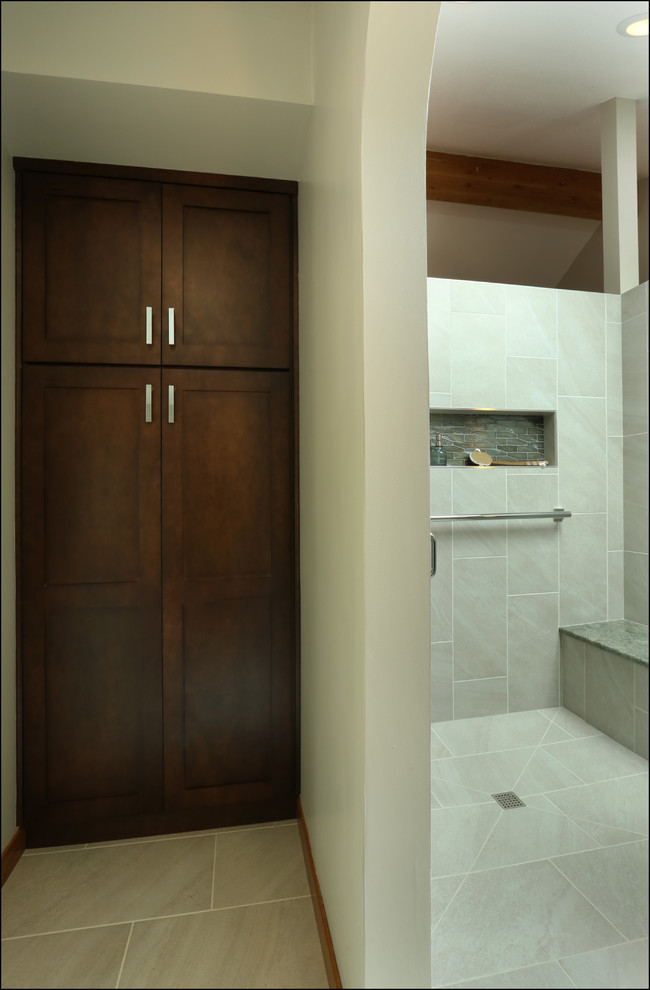 Idées déco pour une salle de bain principale rétro en bois brun de taille moyenne avec un placard à porte shaker, une douche ouverte, un mur gris, un sol en carrelage de céramique, un lavabo posé, un plan de toilette en marbre, un sol gris, aucune cabine et un plan de toilette gris.
