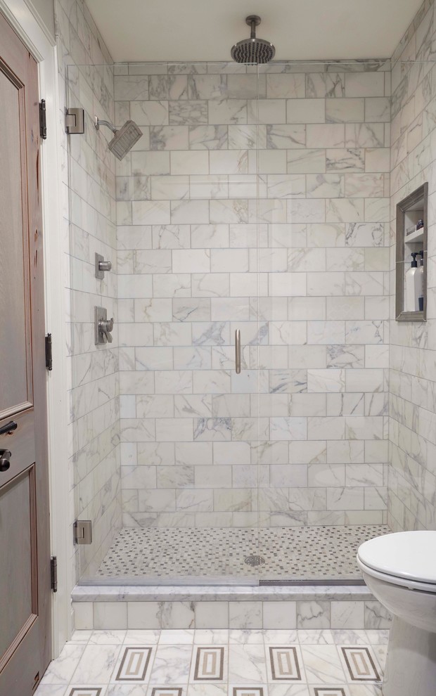 Cette photo montre une salle de bain moderne en bois foncé de taille moyenne avec un placard avec porte à panneau encastré, une baignoire en alcôve, un combiné douche/baignoire, WC séparés, un carrelage gris, du carrelage en marbre, un mur gris, un sol en marbre, un lavabo encastré, un plan de toilette en marbre, un sol blanc, une cabine de douche à porte battante et un plan de toilette blanc.