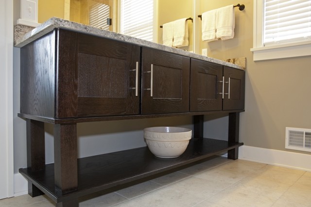 Foto di una stanza da bagno design di medie dimensioni con ante in stile shaker, ante marroni, lastra di pietra e pareti grigie