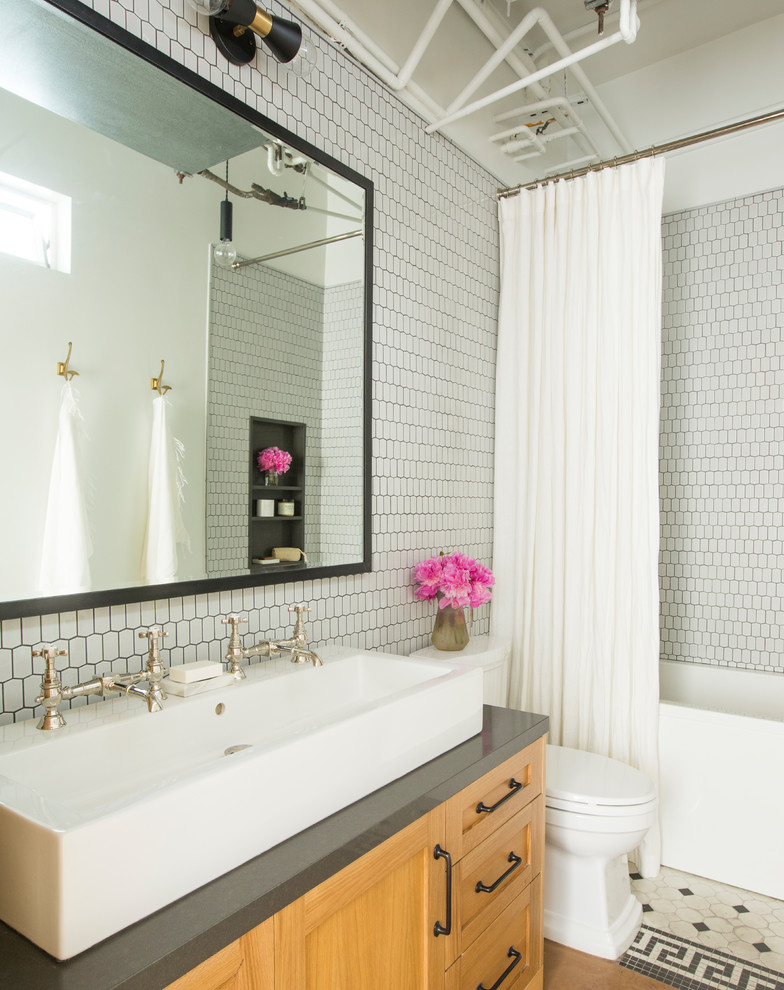 Bild på ett funkis svart svart en-suite badrum, med skåp i shakerstil, skåp i ljust trä, en dusch i en alkov, vit kakel, porslinskakel, vita väggar, betonggolv, ett nedsänkt handfat, bänkskiva i kvarts och dusch med duschdraperi
