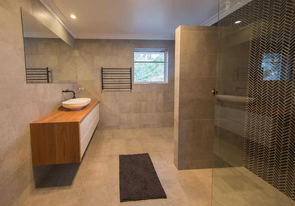 Exempel på ett mellanstort modernt en-suite badrum, med släta luckor, beige skåp, en dubbeldusch, en vägghängd toalettstol, grå kakel, porslinskakel, grå väggar, klinkergolv i porslin, träbänkskiva, grått golv och med dusch som är öppen