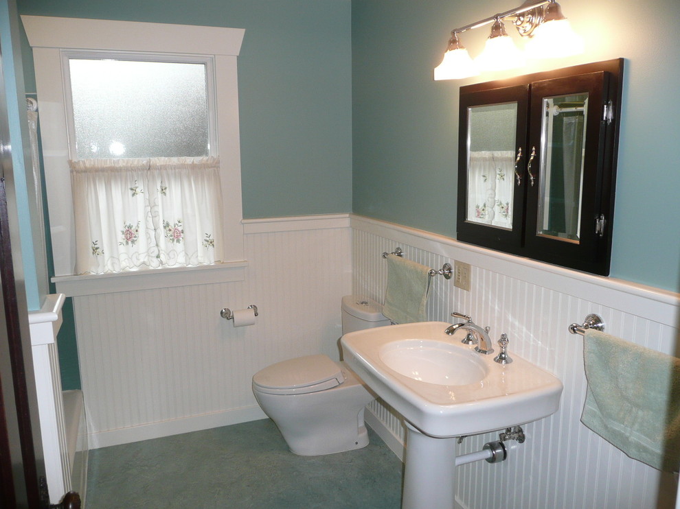Exempel på ett mellanstort amerikanskt badrum med dusch, med ett piedestal handfat, ett hörnbadkar, en toalettstol med separat cisternkåpa, gröna väggar, linoleumgolv, luckor med glaspanel, svarta skåp, bänkskiva i akrylsten och grått golv