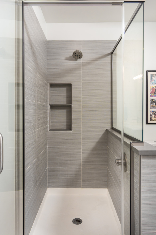 Foto de cuarto de baño principal actual de tamaño medio con ducha esquinera, paredes grises y ducha con puerta con bisagras