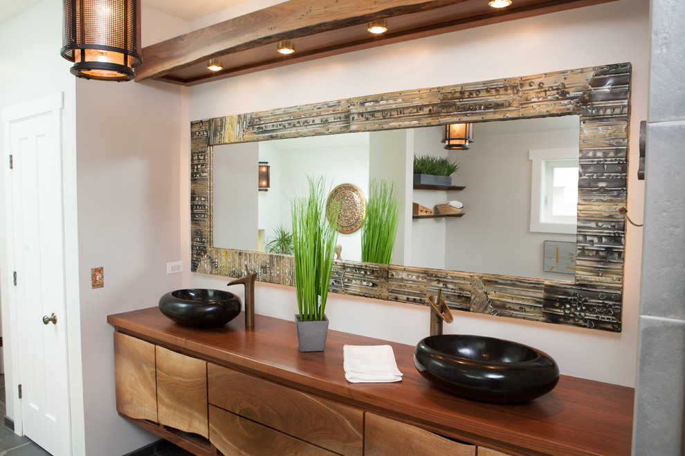 Cette image montre une douche en alcôve principale asiatique en bois brun de taille moyenne avec une baignoire indépendante, WC séparés, un carrelage gris, un mur blanc, une vasque et un plan de toilette en bois.