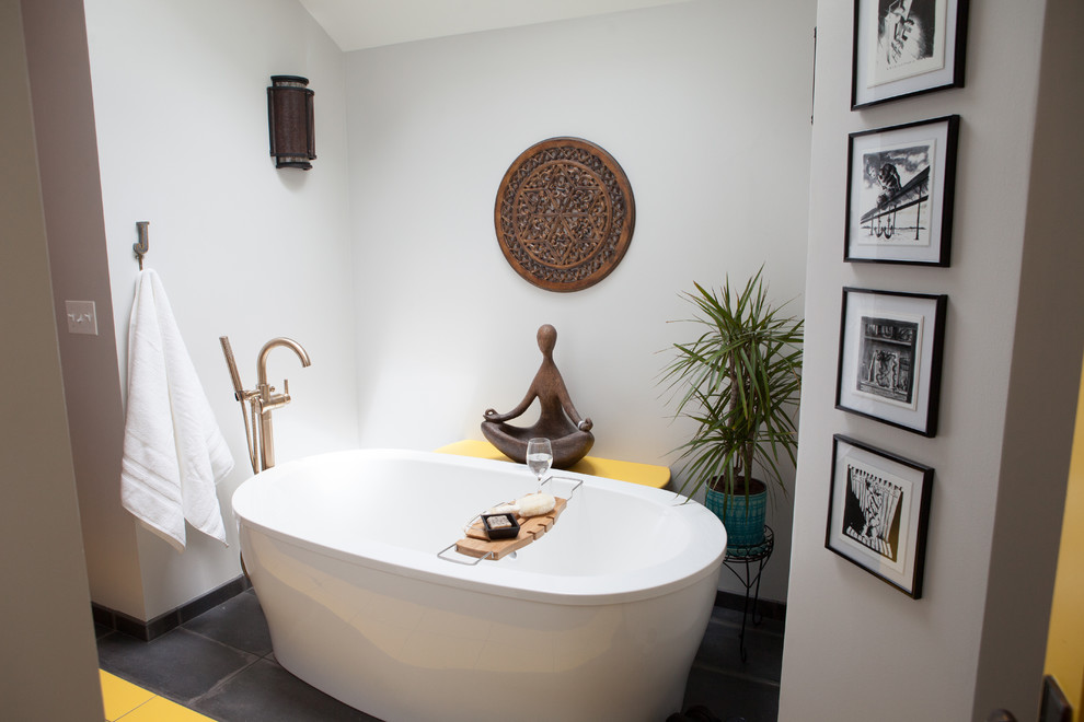 Idéer för ett mellanstort asiatiskt en-suite badrum, med skåp i mellenmörkt trä, ett fristående badkar, en dusch i en alkov, en toalettstol med separat cisternkåpa, grå kakel, vita väggar, ett fristående handfat och träbänkskiva