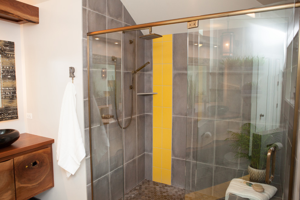 Идея дизайна: главная ванная комната среднего размера в восточном стиле с фасадами цвета дерева среднего тона, отдельно стоящей ванной, душем в нише, раздельным унитазом, серой плиткой, белыми стенами, настольной раковиной и столешницей из дерева