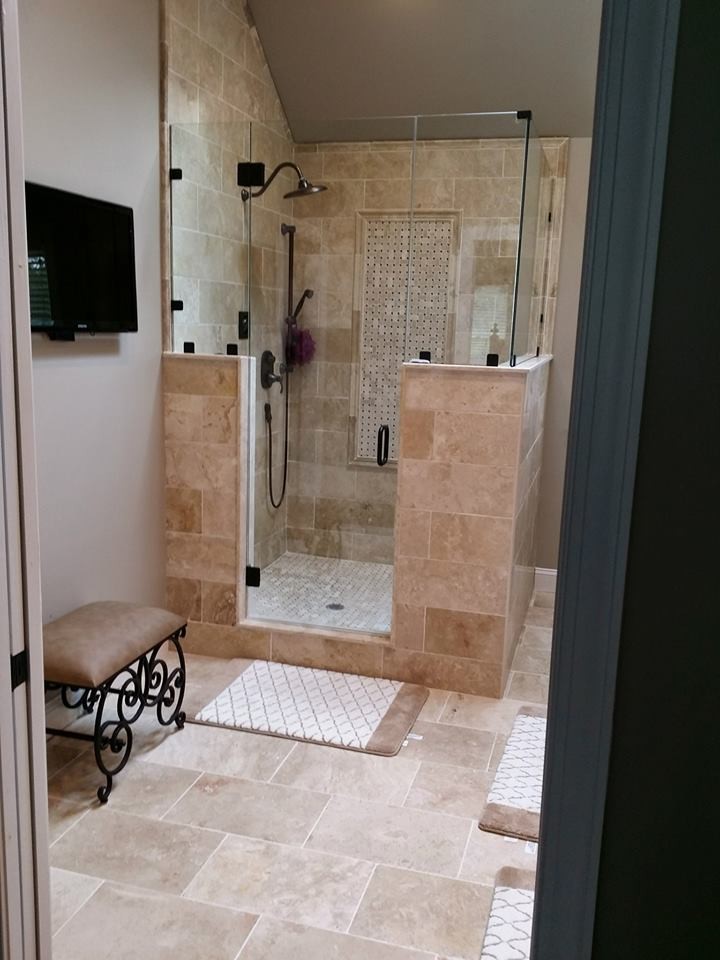Idées déco pour une salle de bain principale contemporaine de taille moyenne avec une douche d'angle, un carrelage beige, un mur gris, un sol en carrelage de céramique, un carrelage de pierre et un sol gris.