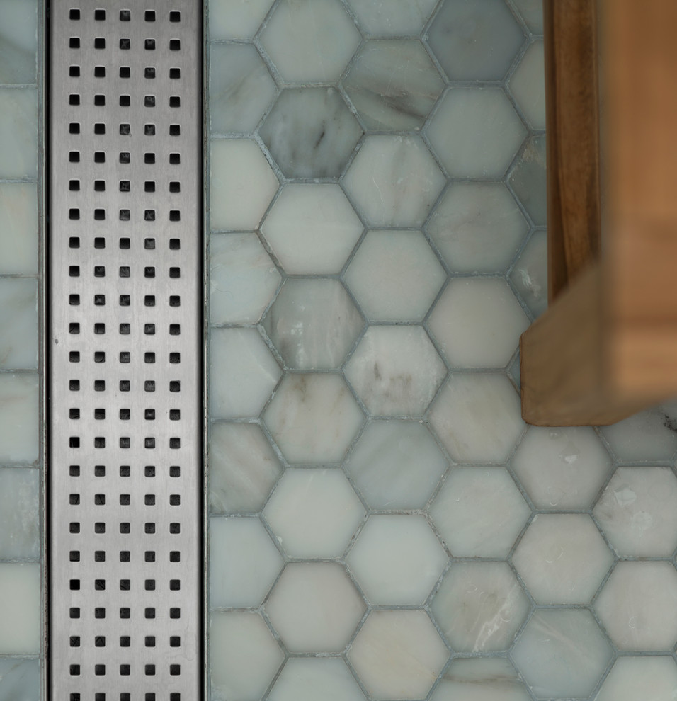 Esempio di una stanza da bagno padronale design di medie dimensioni con piastrelle grigie, piastrelle in pietra, pavimento in marmo, doccia a filo pavimento e pareti grigie