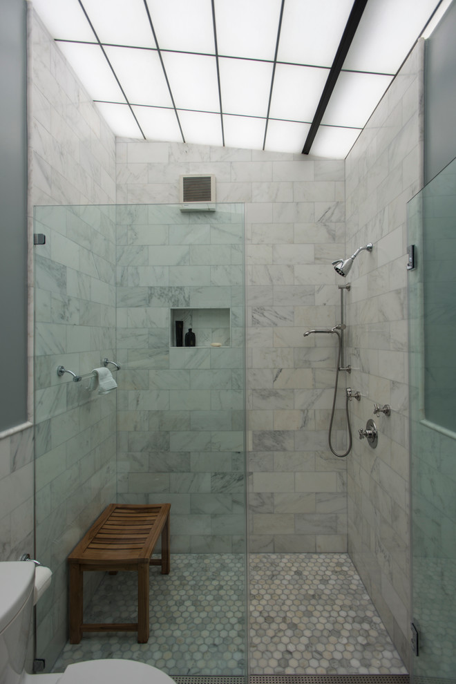 Immagine di una stanza da bagno padronale contemporanea di medie dimensioni con piastrelle grigie, piastrelle in pietra, pareti grigie, pavimento in marmo e doccia a filo pavimento
