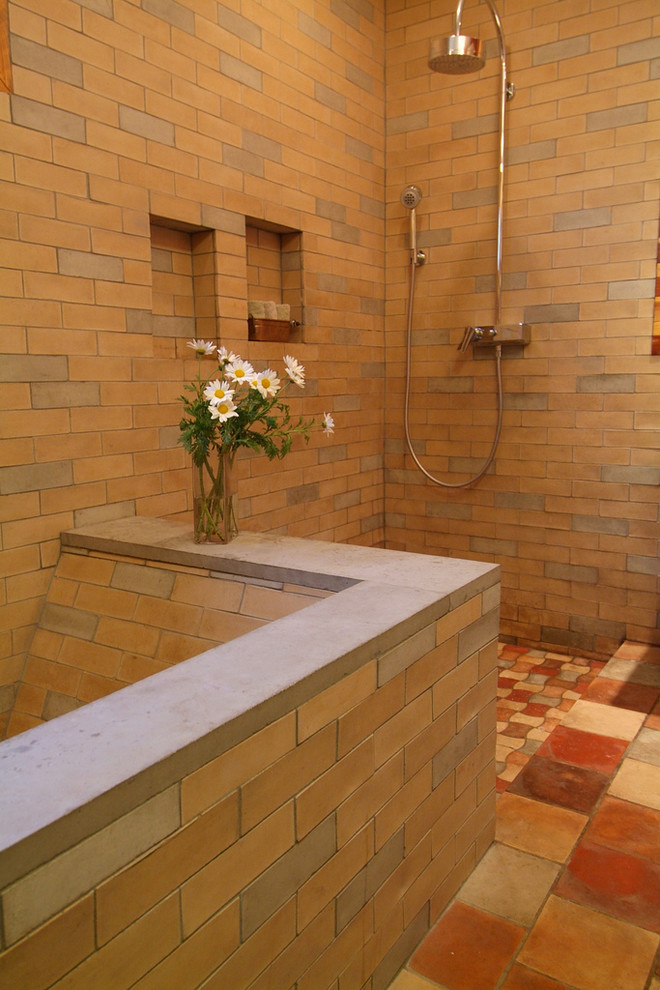 Стильный дизайн: ванная комната в современном стиле с бежевой плиткой и цементной плиткой - последний тренд