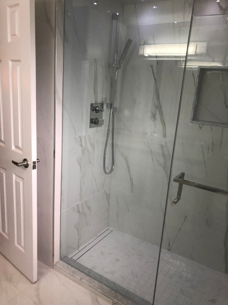 Idéer för ett mellanstort modernt beige badrum med dusch, med vita skåp, en dubbeldusch, vit kakel, marmorkakel, vita väggar, cementgolv, granitbänkskiva och vitt golv