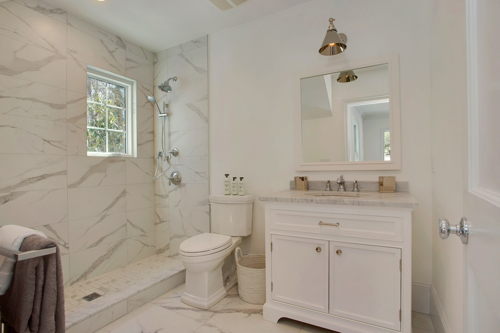 Идея дизайна: большая ванная комната в стиле неоклассика (современная классика) с плоскими фасадами, серыми фасадами, душем в нише, раздельным унитазом, разноцветной плиткой, керамической плиткой, белыми стенами, полом из керамической плитки, душевой кабиной, накладной раковиной, столешницей из кварцита, разноцветным полом, открытым душем и разноцветной столешницей