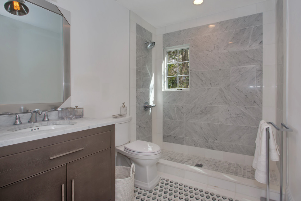 Idéer för ett stort klassiskt flerfärgad badrum med dusch, med släta luckor, grå skåp, en dusch i en alkov, en toalettstol med separat cisternkåpa, flerfärgad kakel, keramikplattor, vita väggar, klinkergolv i keramik, ett nedsänkt handfat, bänkskiva i kvartsit, flerfärgat golv och med dusch som är öppen