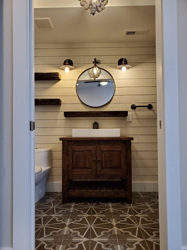 Пример оригинального дизайна: ванная комната среднего размера в стиле рустика с фасадами с выступающей филенкой, темными деревянными фасадами, унитазом-моноблоком, черной плиткой, керамогранитной плиткой, белыми стенами, полом из керамической плитки, душевой кабиной, настольной раковиной, столешницей из дерева, серым полом, душем с раздвижными дверями и коричневой столешницей