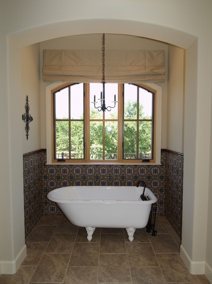 Diseño de cuarto de baño mediterráneo con bañera con patas y suelo de baldosas de porcelana