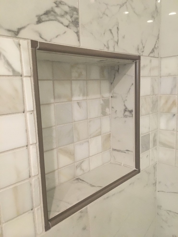 Idéer för att renovera ett mellanstort vintage grå grått en-suite badrum, med luckor med upphöjd panel, vita skåp, ett fristående badkar, grå kakel, vit kakel, marmorkakel, grå väggar, marmorgolv, ett undermonterad handfat, granitbänkskiva och grått golv