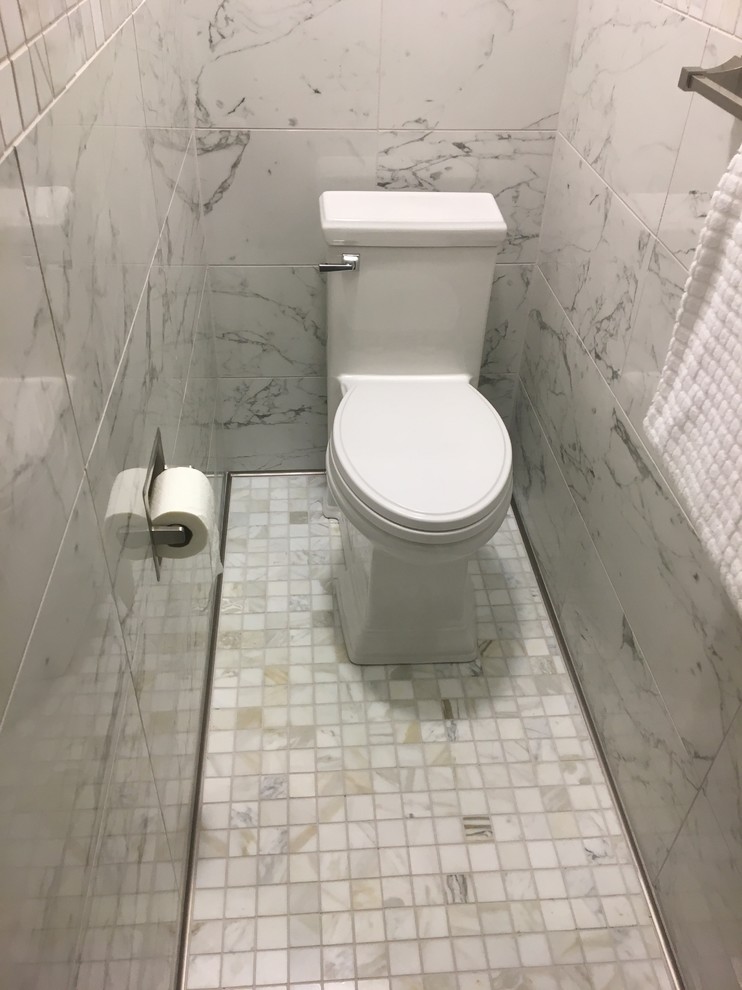 Idéer för ett mellanstort klassiskt grå en-suite badrum, med luckor med upphöjd panel, vita skåp, ett fristående badkar, en toalettstol med separat cisternkåpa, grå kakel, vit kakel, marmorkakel, grå väggar, marmorgolv, ett undermonterad handfat, granitbänkskiva och grått golv